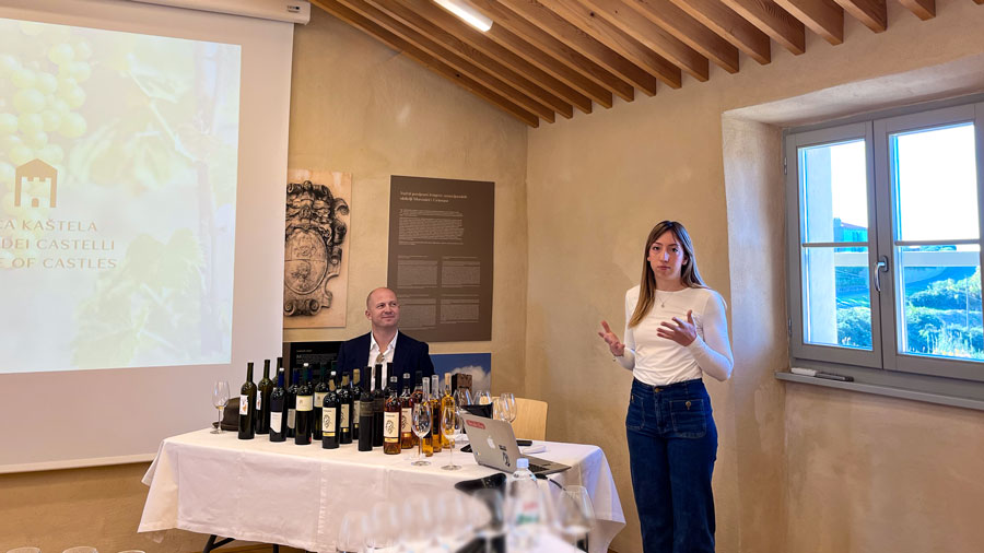 Kult plave kamenice - Gianna Kozlović i Ivan Jug održali su povijesni prvi masterclass Muškata momjanskog, vina koje bi unatoč malim količinama moglo postati važan vinski brend